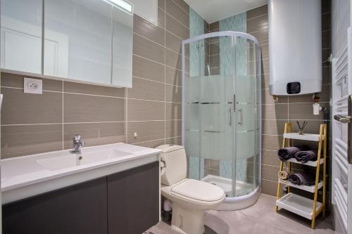 une salle de bain avec toilettes, lavabo et douche dans l'établissement Le Nivolet - Studio vue montagne, à Chambéry