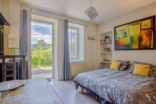 une chambre avec un lit et une grande fenêtre dans l'établissement Le Nivolet - Studio vue montagne, à Chambéry
