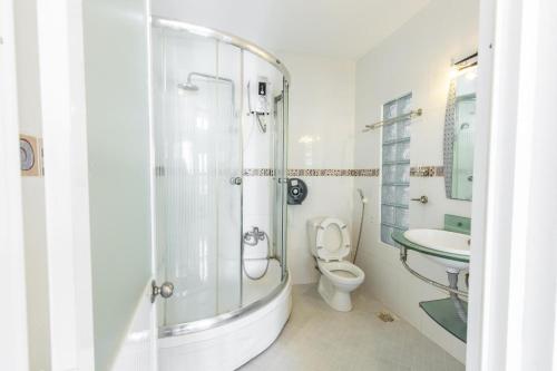 a bathroom with a shower and a toilet and a sink at Hoàng My Villa - Bãi Sau - 5 phòng ngủ 9 giường - Free karaoke in Vung Tau