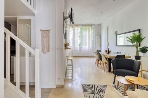 un salon avec une table et une salle à manger dans l'établissement Luxe Parisien au cœur du Marais, à Paris