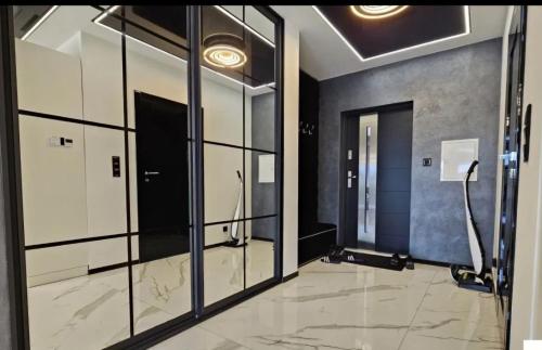Camera con porte in vetro e pavimento piastrellato. di Apartament De LUX Wrzosowo Dziwnówek a Dziwnówek