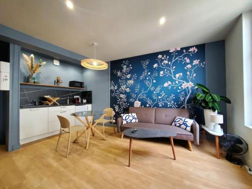 un salon avec un canapé et une table dans l'établissement Saint Jean - La Rivière- T2 tout neuf, à Niort
