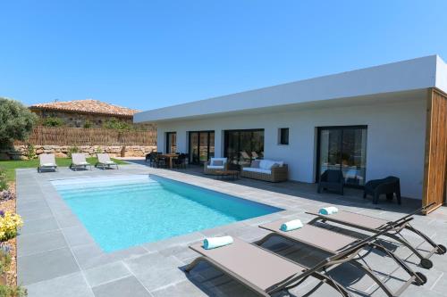 une villa avec piscine et chaises longues dans l'établissement Torriciola location Casa Lea, à Propriano