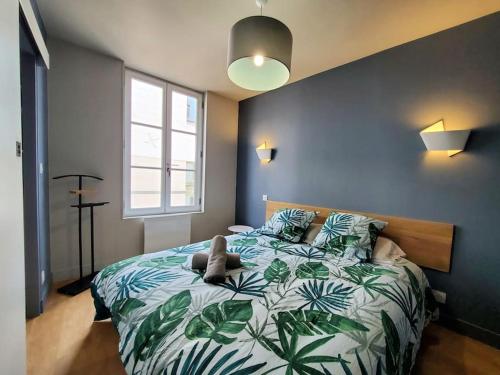 une chambre avec un lit avec un animal en peluche dessus dans l'établissement Saint Jean - La Rivière- T2 tout neuf, à Niort