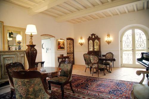 a living room with a table and chairs at Tenuta Del Gallo in Amelia