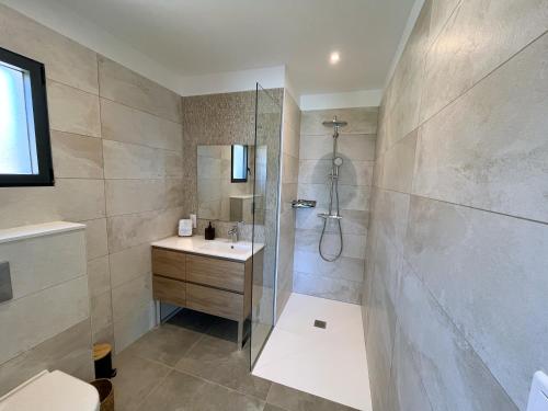 un bagno con doccia e lavandino di Torriciola location Casa Lea a Propriano