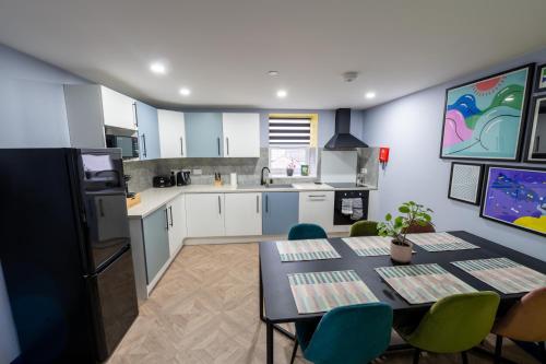Aaron Wise - 51 Fitzhamon Apartments photo 20