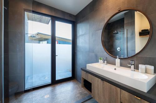 Ένα μπάνιο στο The Gaslight By The Cohost Company