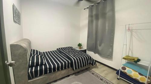 una camera con letto e doccia di RizQ RestHomestay a Semenyih