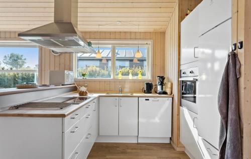 Kuchyň nebo kuchyňský kout v ubytování Stunning Home In Tranekær With Kitchen