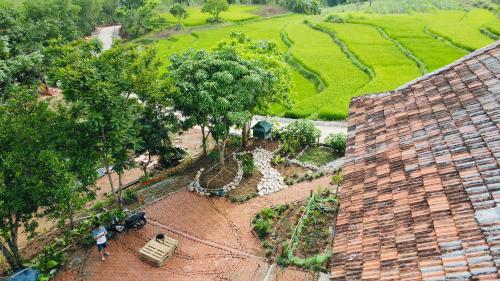 Taman di luar Medifarm Mai Châu