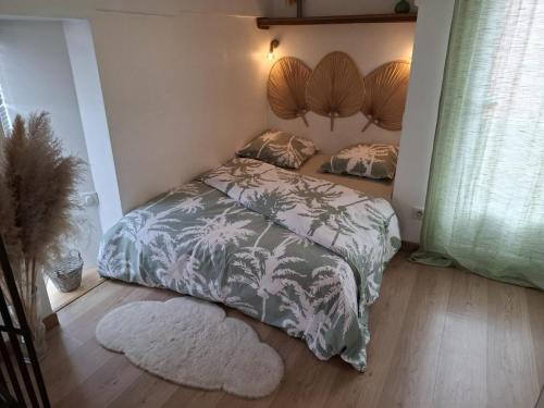 une chambre avec un lit et un tapis dans l'établissement Vert Duplex - Paris Disneyland, à Fontenay-sous-Bois