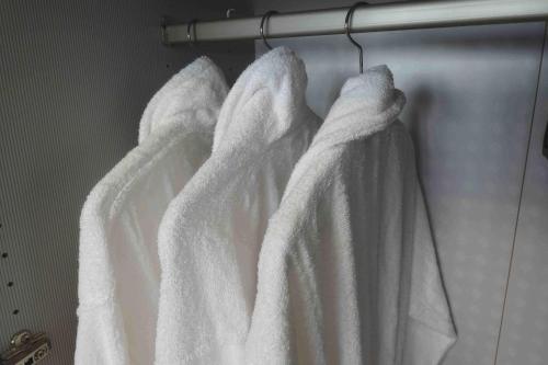 a group of white towels hanging on a rack at Ferienwohnung im Goldtal in Bad Abbach