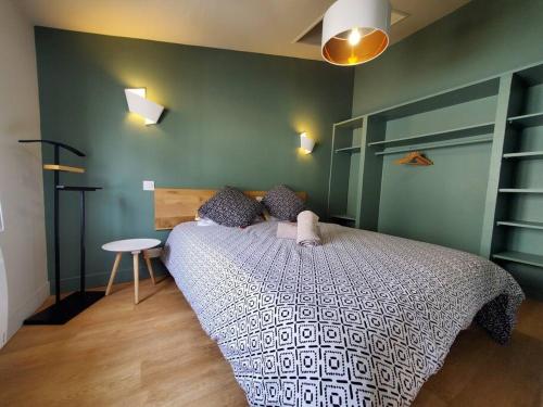 une chambre avec un grand lit et une table dans l'établissement Saint Jean - Le Marais - T2 tout neuf, à Niort