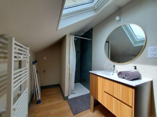 une salle de bain avec un lavabo et un miroir dans l'établissement Saint Jean - Le Marais - T2 tout neuf, à Niort