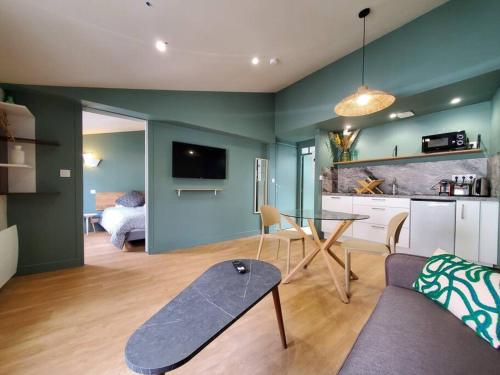 un salon avec un canapé et une table dans l'établissement Saint Jean - Le Marais - T2 tout neuf, à Niort