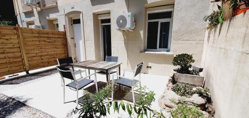 Balkoni atau teres di Via Domitia