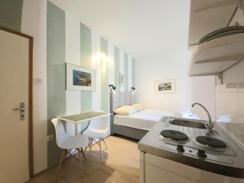 una cucina con fornelli e un letto in una stanza di Bol Bliss Apartments a Bol