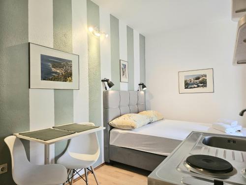 Camera piccola con letto e lavandino di Bol Bliss Apartments a Bol