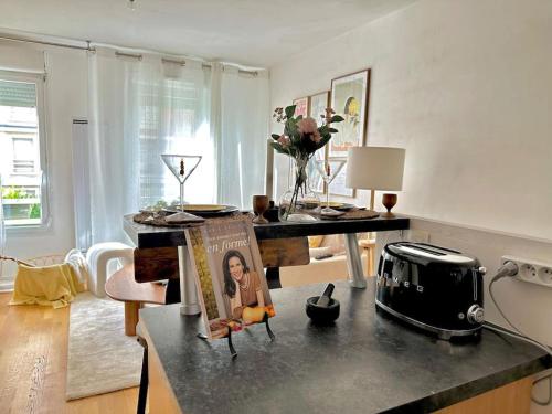 - une cuisine avec un comptoir et un grille-pain sur une table dans l'établissement Cosy appartement T2 proche de Paris, à Bezons