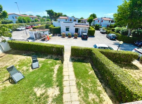 Κήπος έξω από το Seafront duplex villas sea view and spacious gardens