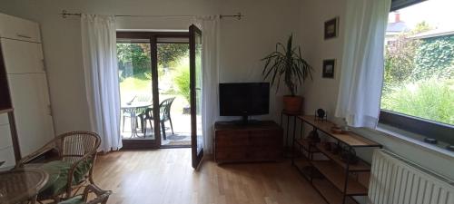 Una televisión o centro de entretenimiento en Ferienhaus Pieschl