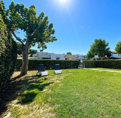Κήπος έξω από το Seafront duplex villas sea view and spacious gardens