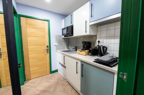 Aaron Wise - 51 Fitzhamon Apartments photo 48