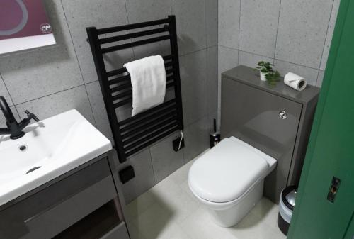 Aaron Wise - 51 Fitzhamon Apartments photo 45