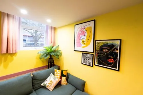 Aaron Wise - 51 Fitzhamon Apartments photo 4