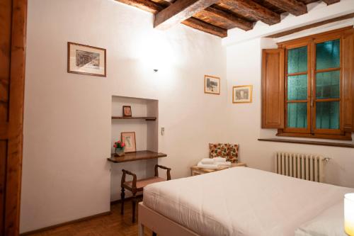 Un pat sau paturi într-o cameră la Terme Apartment by Mamo Florence