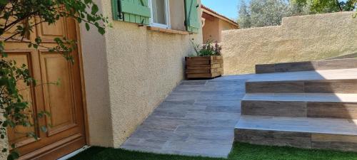 a walkway next to a building with a door at Villa accueillante entre Aix et Marseille in Vitrolles