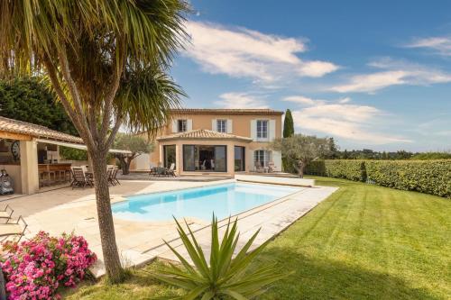 - une vue sur l'extérieur d'une villa avec une piscine dans l'établissement Villa Rosalie, à Rochefort-du-Gard