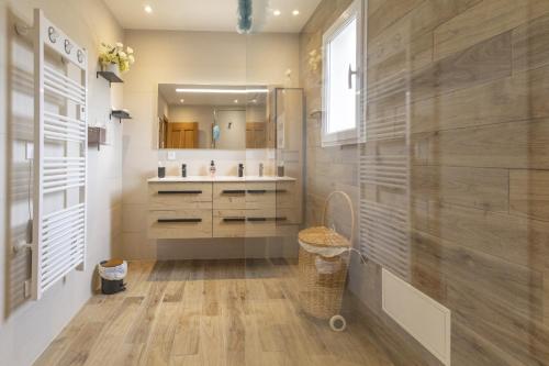 une salle de bain avec un lavabo et un miroir dans l'établissement Villa Rosalie, à Rochefort-du-Gard