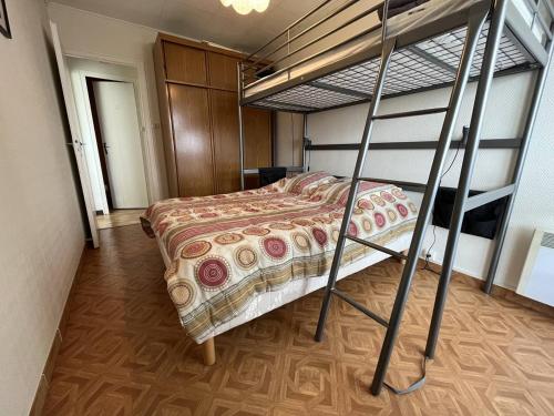une chambre avec un lit superposé avec une échelle dans l'établissement T2 à 150m de la plage avec loggia, parfait pour 5 pers. - FR-1-324A-37, à Saint-Hilaire-de-Riez
