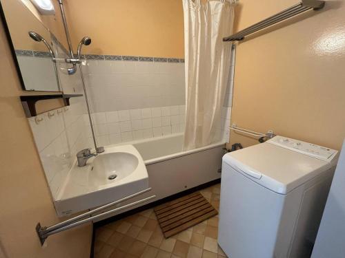 une salle de bain avec une baignoire, un lavabo et des toilettes dans l'établissement T2 à 150m de la plage avec loggia, parfait pour 5 pers. - FR-1-324A-37, à Saint-Hilaire-de-Riez
