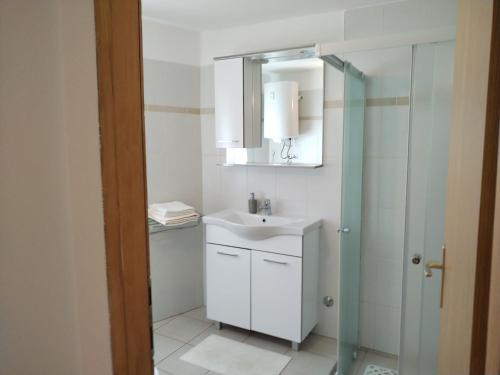 Koupelna v ubytování Apartments Nevija