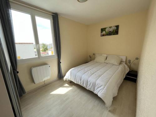 une chambre avec un lit et une grande fenêtre dans l'établissement Charmant Apt Familial 2 Ch. Proche Plage et Commerces - St Hilaire de Riez - FR-1-324A-21, à Saint-Hilaire-de-Riez