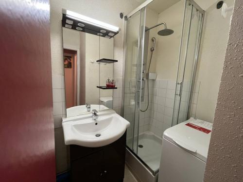 une salle de bain avec un lavabo et une douche dans l'établissement Charmant Apt Familial 2 Ch. Proche Plage et Commerces - St Hilaire de Riez - FR-1-324A-21, à Saint-Hilaire-de-Riez