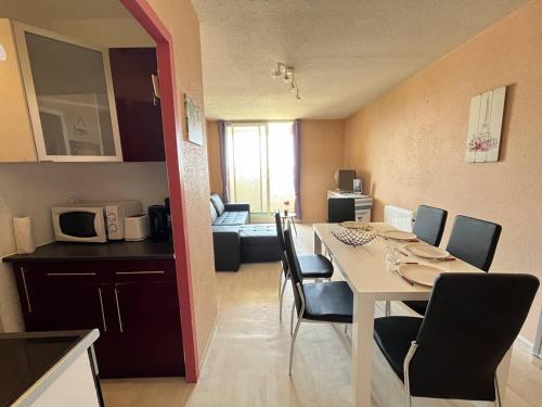 une cuisine et une salle à manger avec une table et des chaises dans l'établissement Charmant Apt Familial 2 Ch. Proche Plage et Commerces - St Hilaire de Riez - FR-1-324A-21, à Saint-Hilaire-de-Riez