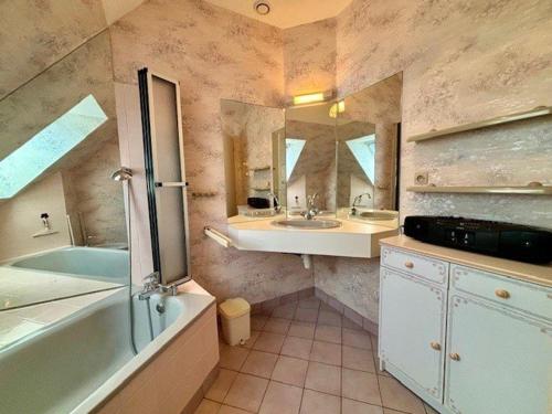 une salle de bain avec une baignoire et un lavabo et une baignoire dans l'établissement Maison calme 5 pièces à Saint-Pierre-Quiberon, proche plage, jardin clos, pour 8 personnes - FR-1-478-13, à Saint-Pierre-Quiberon