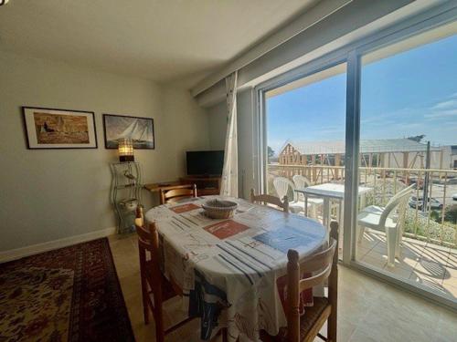 une salle à manger avec une table et une grande fenêtre dans l'établissement Appartement 2P 42m² à Quiberon, proche plage, loggia S/O, parking, animaux acceptés - FR-1-478-73, à Quiberon