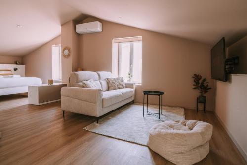 un salon avec un canapé et un lit dans l'établissement Quiétude-Loft neuf-Clim & Parking, à Roquefort-la-Bédoule