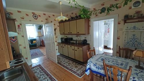 a kitchen with a table and a dining room at Urlaub mit Charme in der kleinsten Stadt der Pfalz. in Obermoschel