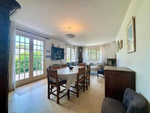 un salon avec une table, des chaises et un canapé dans l'établissement Carnac: Maison 4 ch, 8 pers, Wifi, Animaux admis, Jardin, près plage - FR-1-377-41, à Carnac