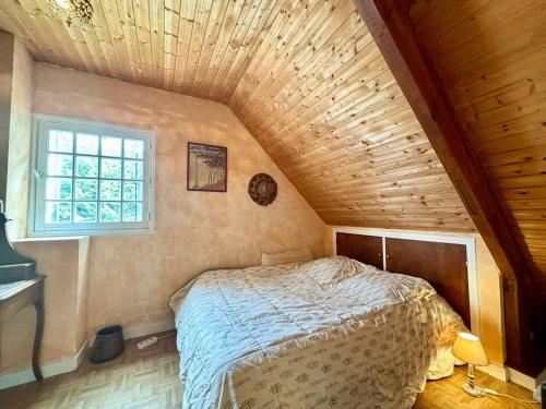 une chambre avec un grand lit dans un grenier dans l'établissement Carnac: Maison 4 ch, 8 pers, Wifi, Animaux admis, Jardin, près plage - FR-1-377-41, à Carnac
