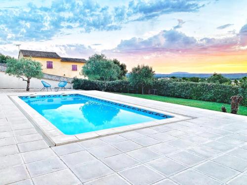 une piscine dans une cour avec une maison dans l'établissement Séjour au soleil avec piscine, à Vinon-sur-Verdon