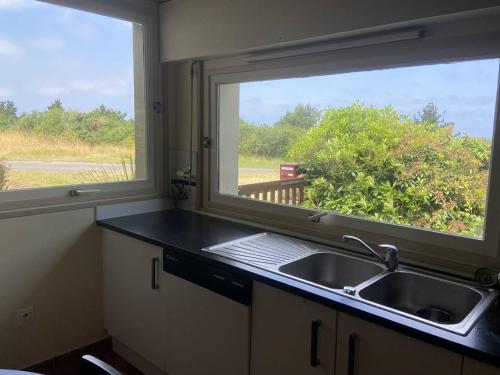 une cuisine avec un évier et une fenêtre dans l'établissement Maison en pierre à Perros-Guirec avec grand jardin et WIFI - FR-1-368-235, à Perros-Guirec