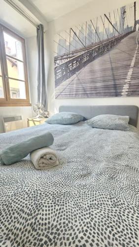 - une chambre avec un lit et un pont sur le mur dans l'établissement Le Cocon #Montferrand#Calme, à Clermont-Ferrand