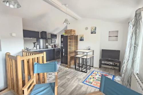 un salon avec une cuisine et une table dans l'établissement Le Cocon #Montferrand#Calme, à Clermont-Ferrand